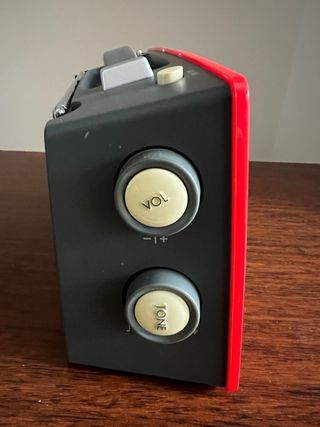 Radio Grundig Roja Portátil. Nueva