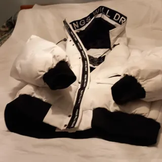 Abrigo plumífero blanco y negro