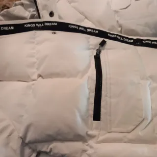 Abrigo plumífero blanco y negro