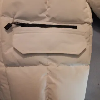 Abrigo plumífero blanco y negro