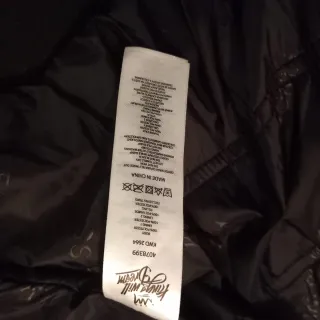 Abrigo plumífero blanco y negro