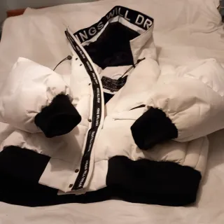 Abrigo plumífero blanco y negro