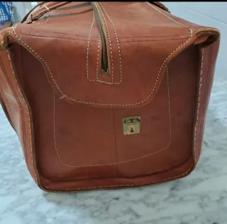 Maletín antiguo de cuero marrón