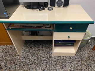 Escritorio madera beige y verde