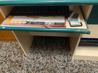 Escritorio madera beige y verde