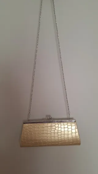 Bolso de mano dorado con cadena plateada