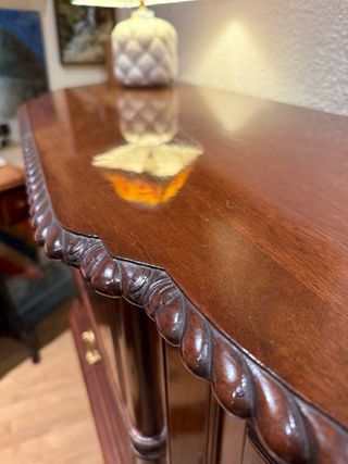 Aparador de caoba estilo clásico