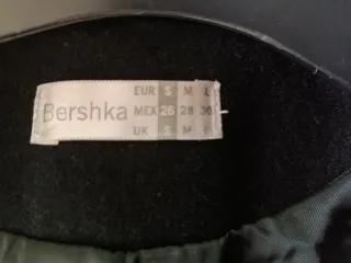 Abrigo Bershka Negro Talla S a 3€