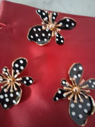 Juego Pendientes y Anillo Flor Negro Lunares Dorad