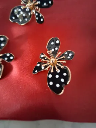 Juego Pendientes y Anillo Flor Negro Lunares Dorad
