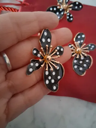 Juego Pendientes y Anillo Flor Negro Lunares Dorad