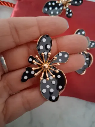Juego Pendientes y Anillo Flor Negro Lunares Dorad