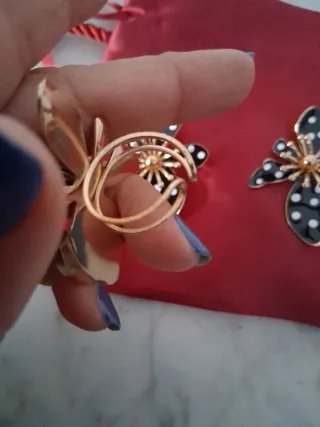 Juego Pendientes y Anillo Flor Negro Lunares Dorad