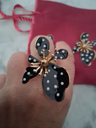 Juego Pendientes y Anillo Flor Negro Lunares Dorad