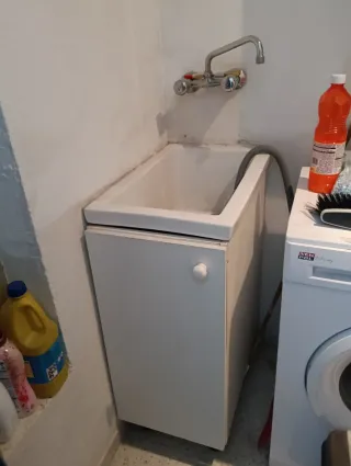 Pila de lavar con mueble blanco
