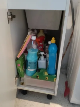 Pila de lavar con mueble blanco