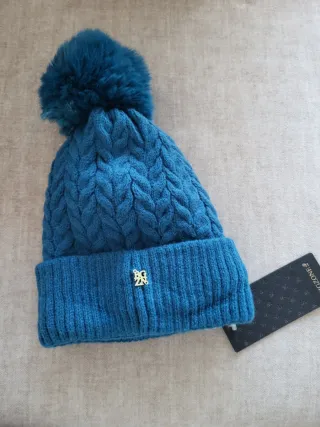 Gorro azul con pompón