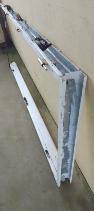 Puerta de chapa blanca