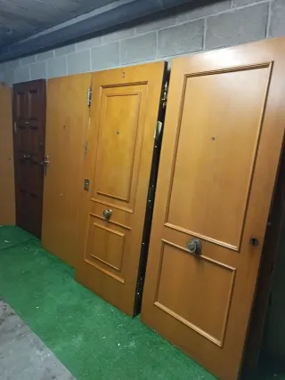 Puerta de entrada blindada sin marco