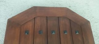 Puerta de madera estilo confesionario