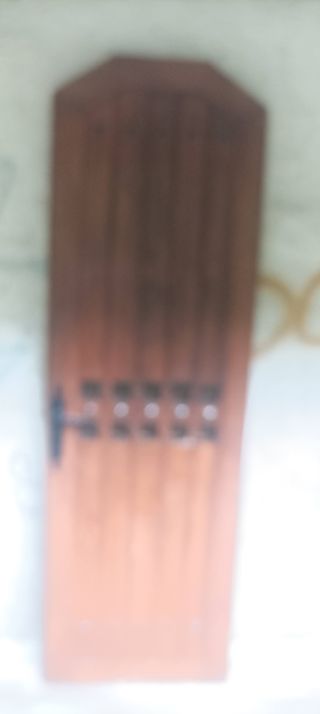 Puerta de madera estilo confesionario