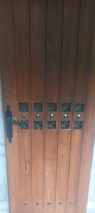 Puerta de madera estilo confesionario