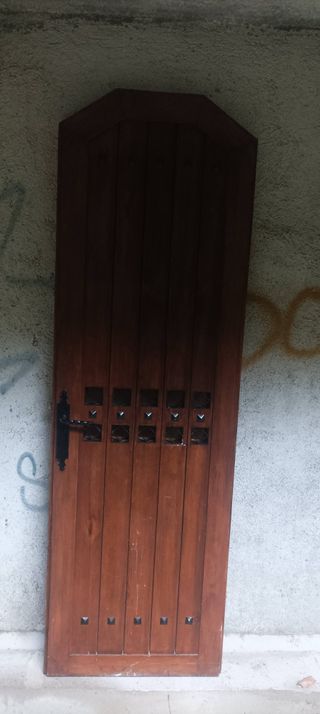 Puerta de madera estilo confesionario