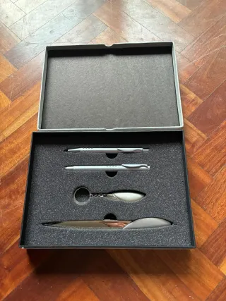 Estuche con abrecartas, llavero y bolígrafos