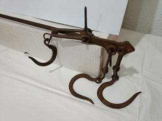 Báscula romana antigua con 5 pesas