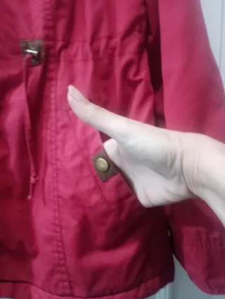 Chaquetón burdeos con capucha