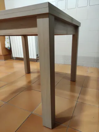 Taula de menjador extensible.