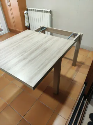 Taula de menjador extensible.