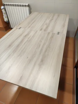 Taula de menjador extensible.