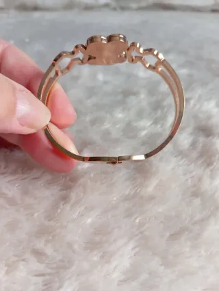 Pulsera dorada con ositos