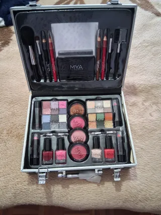 Maleta de maquillaje negra y plateada