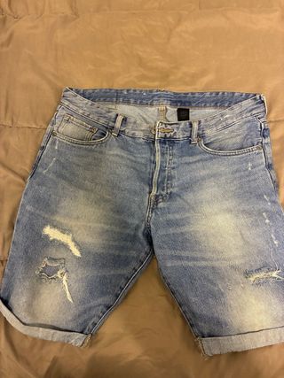 Bermuda vaquera desgastada