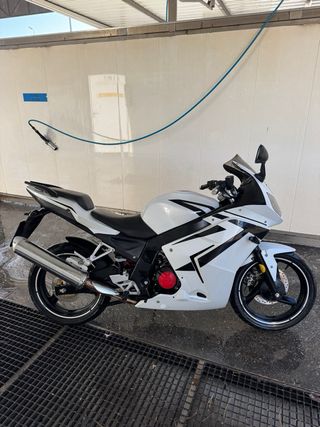 Moto Deportiva 125cc Blanca