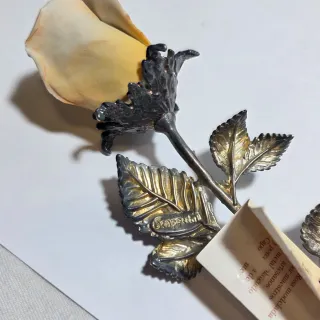 Lotto di tre rose in porcellana bisquit e metallo