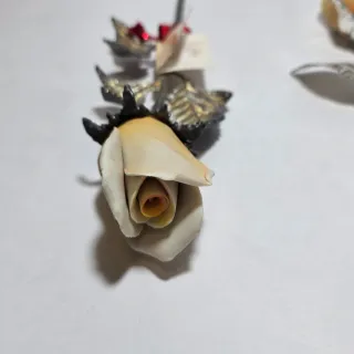 Lotto di tre rose in porcellana bisquit e metallo