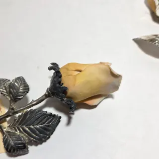 Lotto di tre rose in porcellana bisquit e metallo