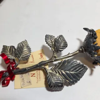 Lotto di tre rose in porcellana bisquit e metallo