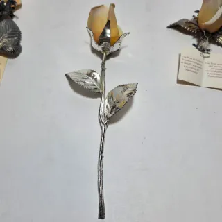 Lotto di tre rose in porcellana bisquit e metallo