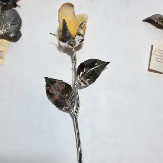 Lotto di tre rose in porcellana bisquit e metallo