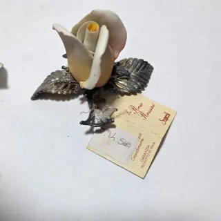 Lotto di tre rose in porcellana bisquit e metallo