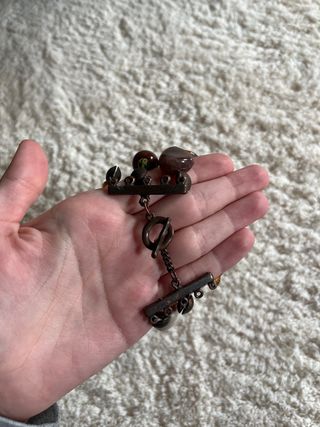 Pulsera de tres tiras de diferentes piezas.