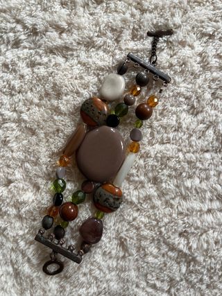 Pulsera de tres tiras de diferentes piezas.