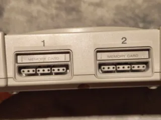 Consola PS1 gris con mando y 2 tarjetas memoria