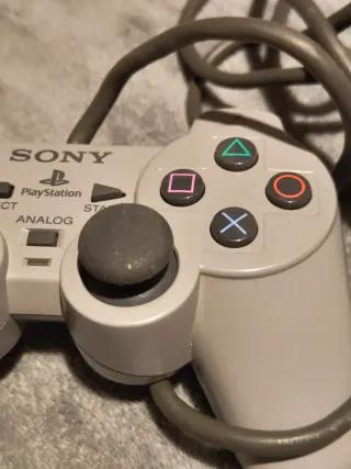 Consola PS1 gris con mando y 2 tarjetas memoria