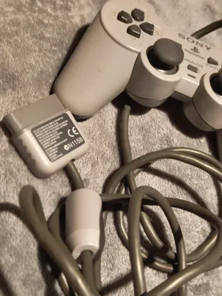 Consola PS1 gris con mando y 2 tarjetas memoria