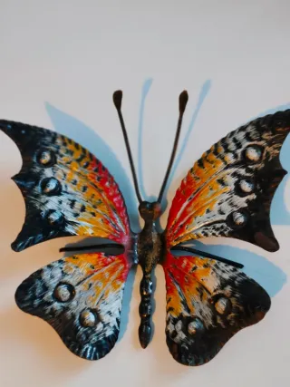 Farfalla in ferro battuto dipinta a mano